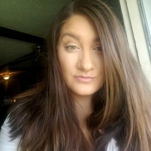 Meet your Posher, Caitlin